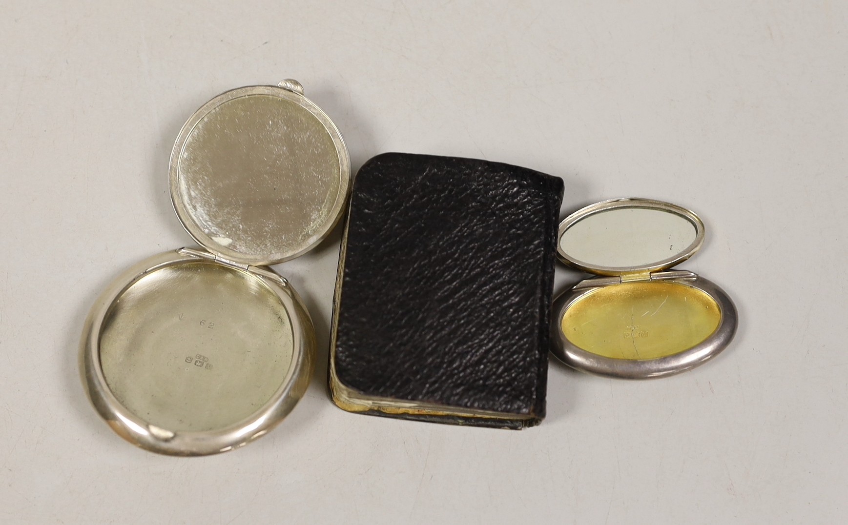 An Edwardian silver mounted silver prayer book, by William Comyns, 54mm and two small silver compacts.